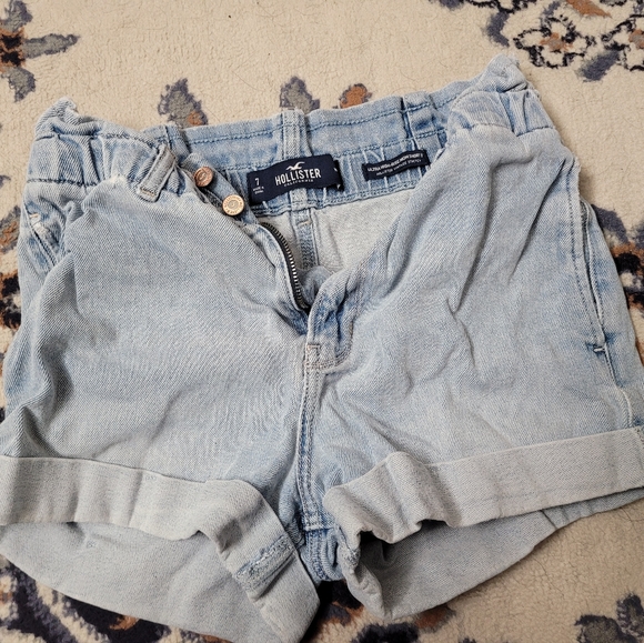 3 pairs of shorts (Levi's, Hollister, and Express) size 28 - Picture 3 of 8